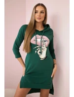 Šaty s delšími zády a barevným potiskem tmavě zelené barvy Šaty s delšími zády a barevným potiskem tmavě zelené barvy