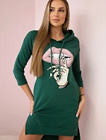 Šaty s delšími zády a barevným potiskem tmavě zelené barvy