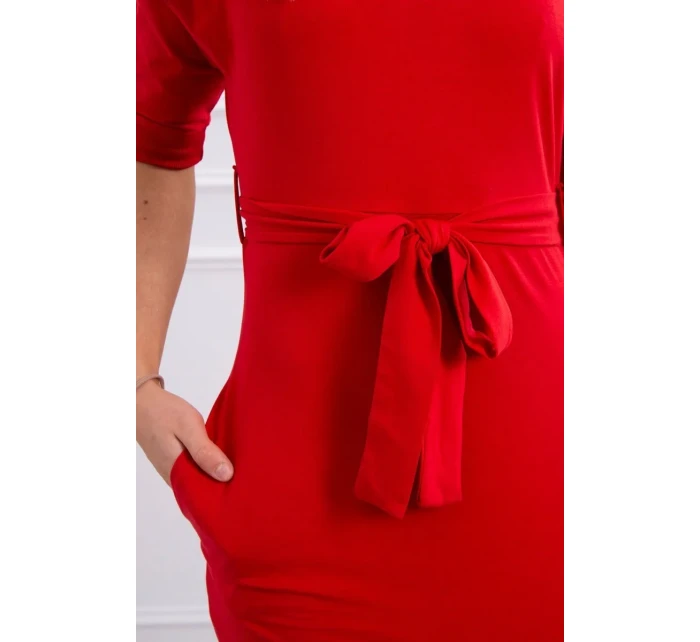 Šaty s křídly na ramenou červené