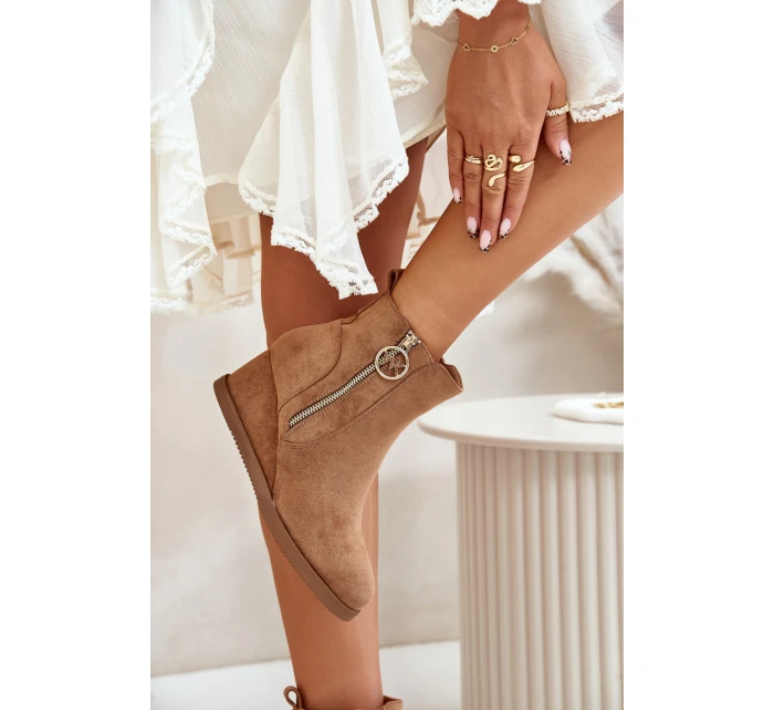 Zateplené boty na klínu s ozdobným zipem eko semišové camel model 21669825 - Boto