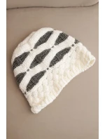 Dámská zimní čepice z vlny v hrubém pletení a pruhy K465 ecru + grafitová Dámská zimní čepice z vlny v hrubém pletení a pruhy K465 ecru + grafitová