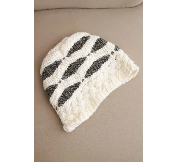 Dámská zimní čepice z vlny v hrubém pletení a pruhy K465 ecru + grafitová Dámská zimní čepice z vlny v hrubém pletení a pruhy K465 ecru + grafitová