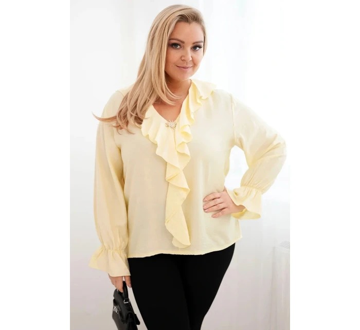 Dámská viskózová blůza Plus Size s volánem a ozdobnou broží žlutá Dámská viskózová blůza Plus Size s volánem a ozdobnou broží žlutá