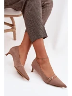 Dámské lodičky na nízkém podpatku s ozdobnou páskou Tmavě béžové model 22037728 - Boto