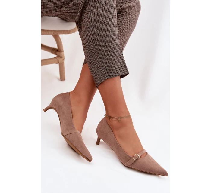 Dámské lodičky na nízkém podpatku s ozdobnou páskou Tmavě béžové model 22037728 - Boto