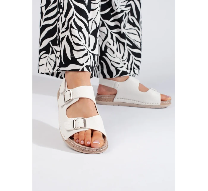 Krásné sandály bílé dámské na plochém podpatku Krásné sandály bílé dámské na plochém podpatku