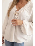 Dámská blůza s viskózou, s nařaseným výstřihem a ozdobou béžová