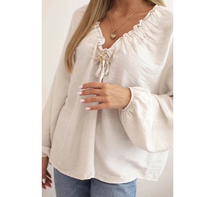 Dámská blůza s viskózou, s nařaseným výstřihem a ozdobou béžová
