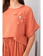 Dámský komplet z viskózy s ozdobnou květinou a širokými kalhotami model 22264563 - K-Fashion Dámský komplet z viskózy s ozdobnou květinou a širokými kalhotami model 22264563 - K-Fashion