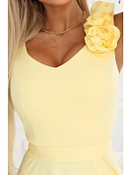 Elegantní večerní maxi šaty s rozparkem a růžemi  žluté model 22141510 - numoco