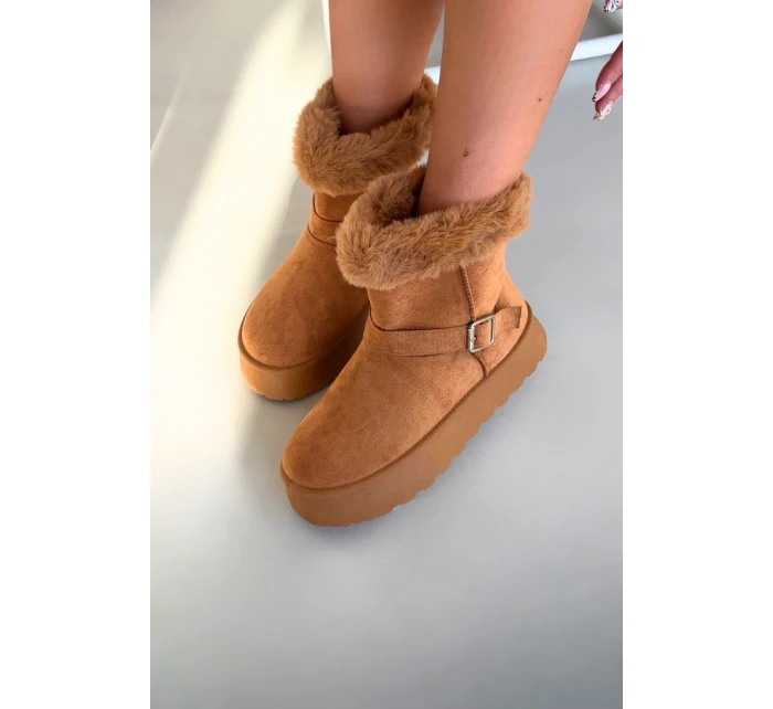 sněhule na platformě s přezkou a kožešinou Camel model 21821884 - Boto sněhule na platformě s přezkou a kožešinou Camel model 21821884 - Boto