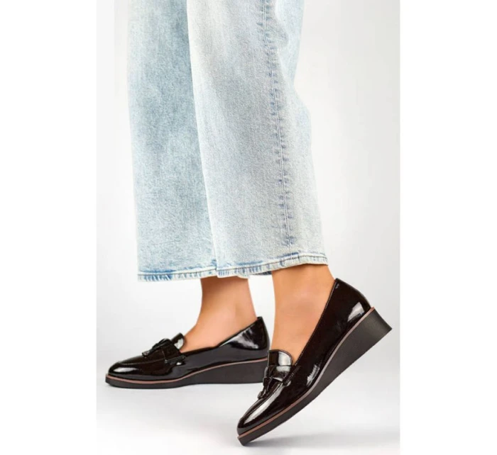 Dámské lakované polobotky na podpatku černé 24-58266B