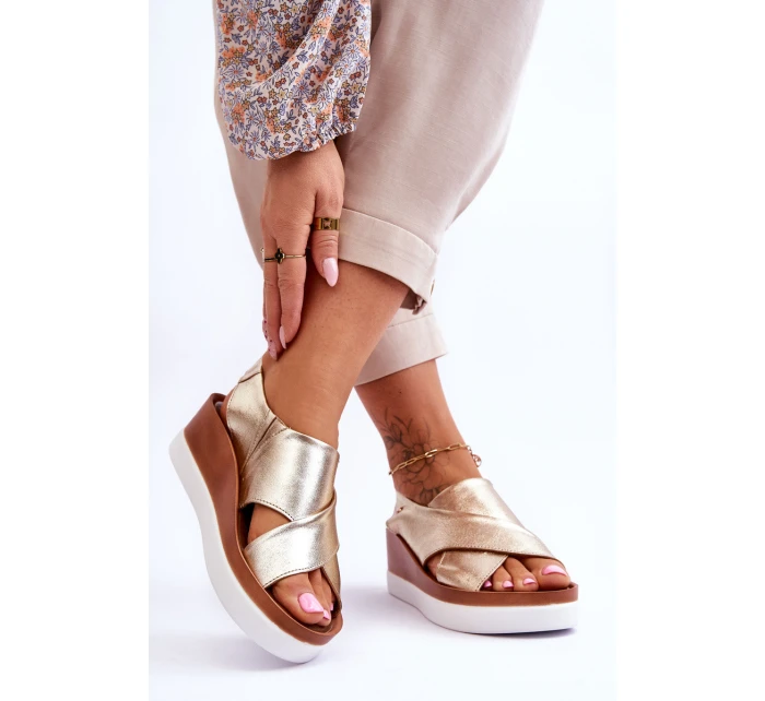 kožené sandály na klínu Zlaté model 21617433 - Zazoo kožené sandály na klínu Zlaté model 21617433 - Zazoo