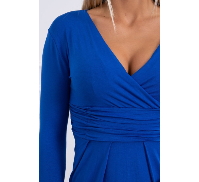 Přiléhavé šaty s průstřihem pod prsy chrpově modré barvy