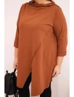 Dámská bavlněná blůza Plus Size asymetrická s ohrnutým rukávem tmavě camelová Dámská bavlněná blůza Plus Size asymetrická s ohrnutým rukávem tmavě camelová