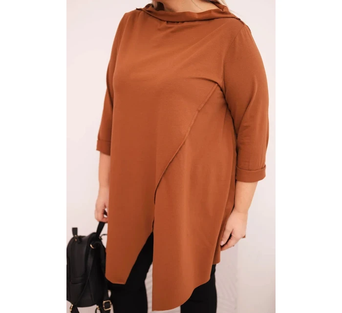 Dámská bavlněná blůza Plus Size asymetrická s ohrnutým rukávem tmavě camelová Dámská bavlněná blůza Plus Size asymetrická s ohrnutým rukávem tmavě camelová