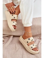 Dámské pěnové pantofle s ozdobnými připínkami – béžové