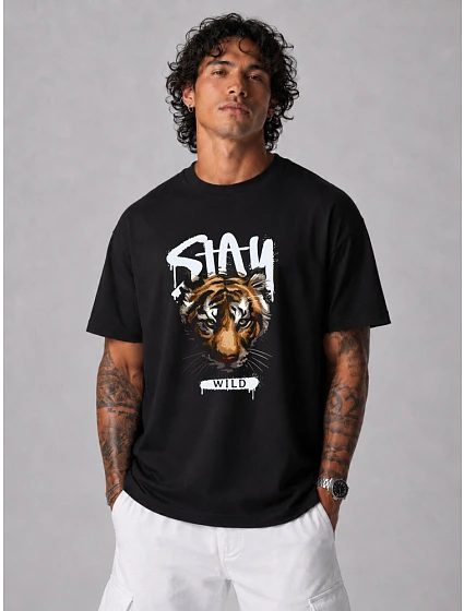 Tshirt męski oversize z nadrukiem bawełniany czarny model 22216128 - FashionStreet Tshirt męski oversize z nadrukiem bawełniany czarny model 22216128 - FashionStreet