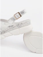 Stylové bílé sandály dámské na plochém podpatku Stylové bílé sandály dámské na plochém podpatku