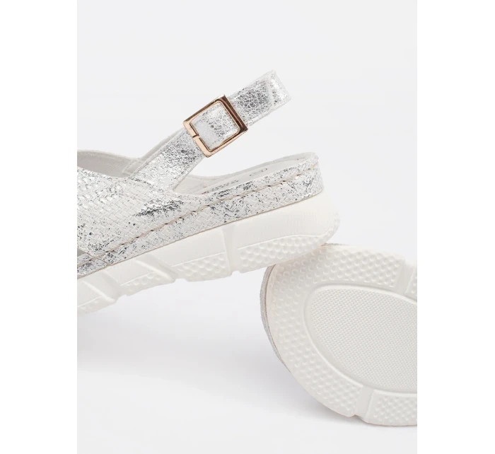 Stylové bílé sandály dámské na plochém podpatku Stylové bílé sandály dámské na plochém podpatku