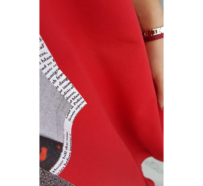 Šaty s potiskem a rozšířenou spodní částí červené