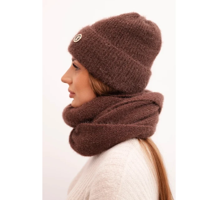 Dámská souprava s čepicí a šálou z měkké pleteniny hnědá