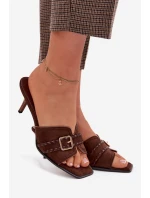 Dámské sandály na podpatku s páskem a zlatým přezkou Čokoládové model 22038448 - Boto