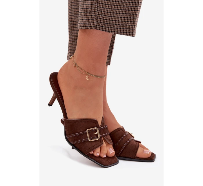 Dámské sandály na podpatku s páskem a zlatým přezkou Čokoládové model 22038448 - Boto