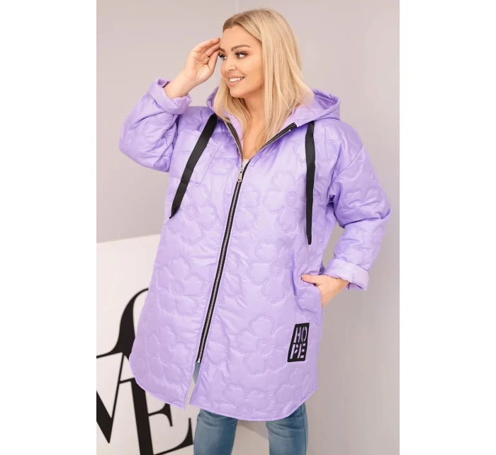 Dámská bunda Plus Size prošívaná s kapucí a nápisem model 21808651 světle fialová - K-Fashion