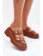 Dámské Pantofle Na Klínku A Platformě S Přezkami Camel Nitarelia Dámské Pantofle Na Klínku A Platformě S Přezkami Camel Nitarelia