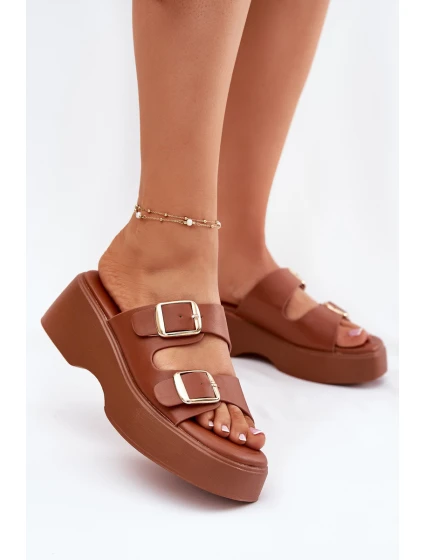 Dámské Pantofle Na Klínku A Platformě S Přezkami Camel model 21697281 - Boto Dámské Pantofle Na Klínku A Platformě S Přezkami Camel model 21697281 - Boto