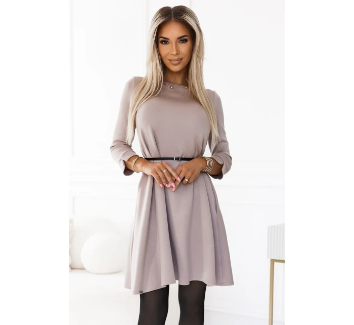 Béžové klasické trapézové dámské šaty s černým opaskem model 20698422 - numoco Béžové klasické trapézové dámské šaty s černým opaskem model 20698422 - numoco