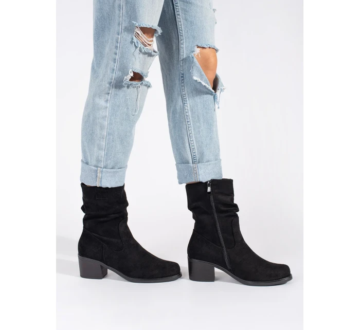 Pohodlné dámské černé kotníčkové boty na širokém podpatku Pohodlné dámské černé kotníčkové boty na širokém podpatku