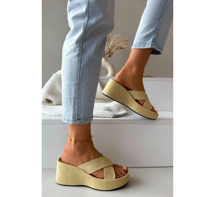 Dámské pantofle na platformě z žluté model 21919321 - Boto