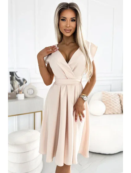 SCARLETT Rozšířené béžové dámské šaty s výstřihem a páskem model 19709648 - numoco SCARLETT Rozšířené béžové dámské šaty s výstřihem a páskem model 19709648 - numoco