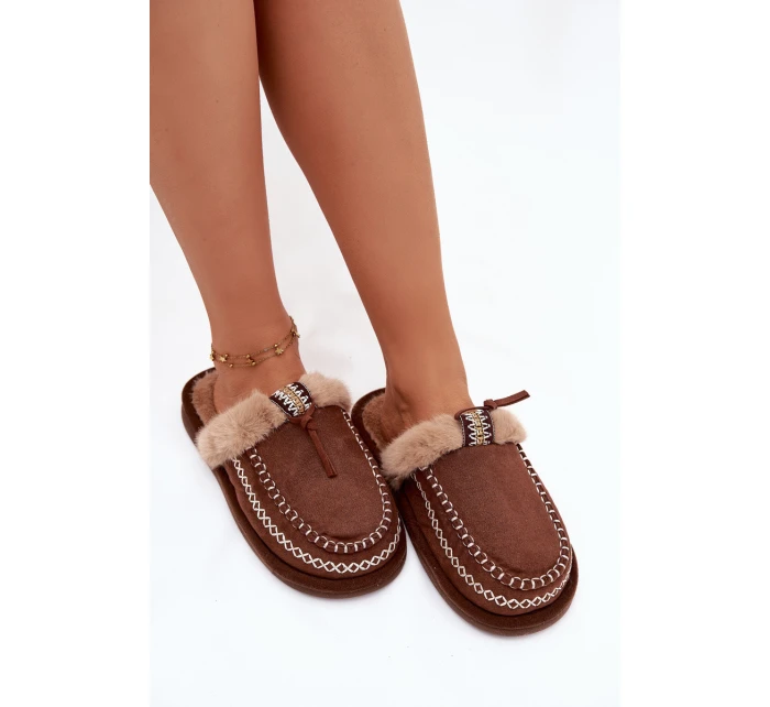Dámské domácí pantofle s kožíškem a výšivkou – hnědé Perivelle Dámské domácí pantofle s kožíškem a výšivkou – hnědé Perivelle