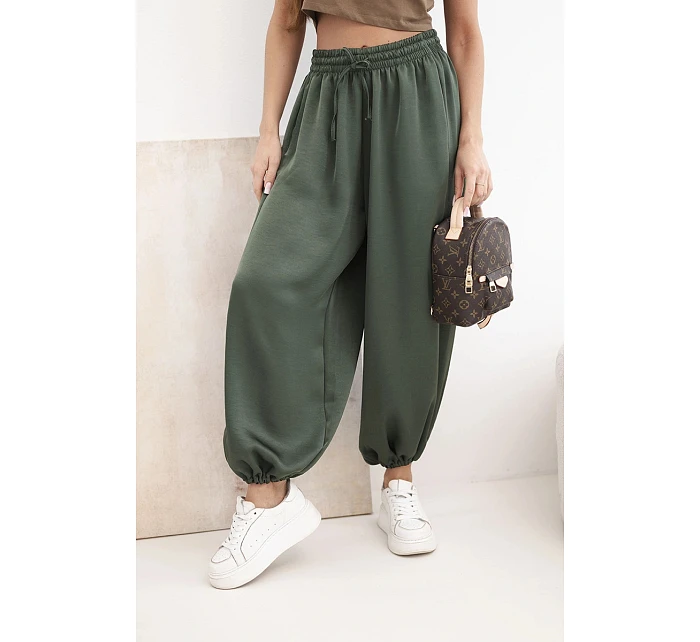 Dámské široké kalhoty s gumou v pase a s vázáním typu model 22064405 khaki - K-Fashion Dámské široké kalhoty s gumou v pase a s vázáním typu model 22064405 khaki - K-Fashion