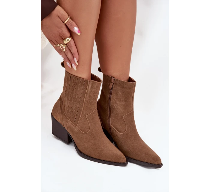 Dámské zateplené kotníkové boty kovbojky na podpatku Dylira – camel, zamsz Dámské zateplené kotníkové boty kovbojky na podpatku Dylira – camel, zamsz
