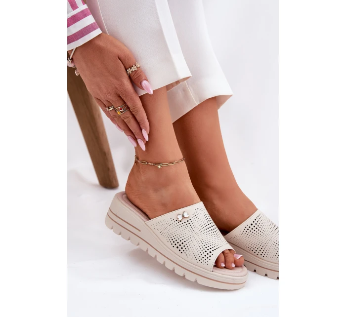 Dámské Kožené Pantofle Na Klínu Béžové model 21695132 - VINCEZA