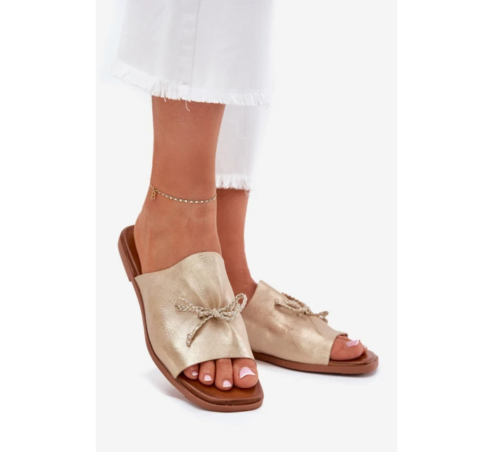 Dámské sandály na plochém podpatku se vázáním zlaté model 21701696 - EVENTO