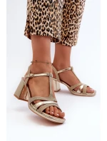 Dámské sandály na podpatku z ekokůže zlaté model 21661644 - EVENTO