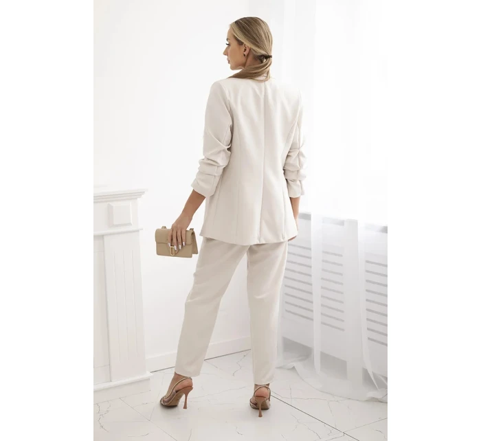 Elegantní souprava saka a kalhot světle béžové barvy Elegantní souprava saka a kalhot světle béžové barvy