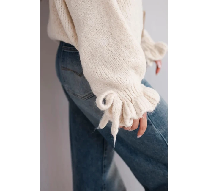 Dámský svetr s přídavkem mohéru s hrubým pletením a ozdobnými rukávy béžový