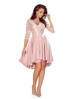 Dámské šaty v pudrově růžové barvě s delším zadním dílem a s krajkovým výstřihem model 7890064 - numoco