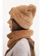 Dámská model 21495017 souprava čepice a nákrčník s ozdobnou nášivkou camelový - K-Fashion