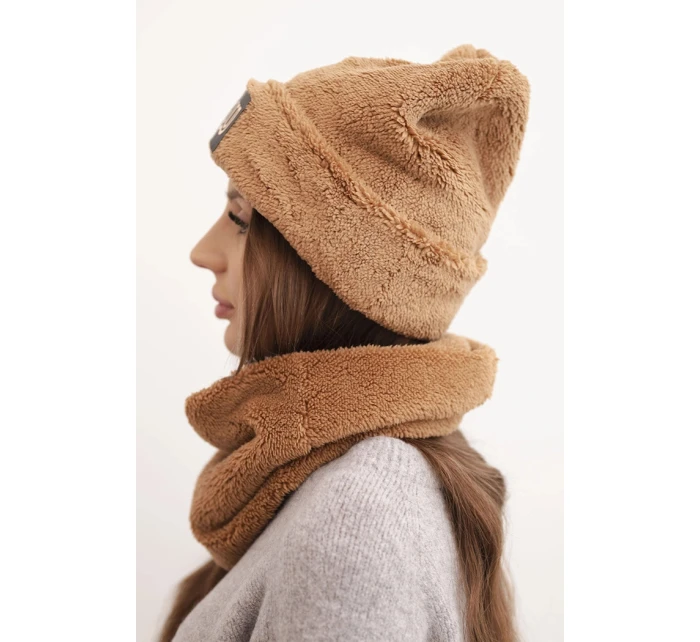 Dámská model 21495017 souprava čepice a nákrčník s ozdobnou nášivkou camelový - K-Fashion