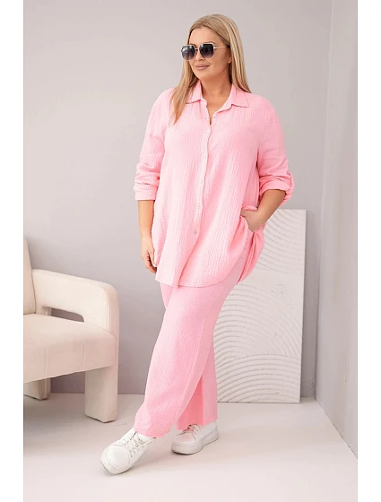 Dámská mušelínová souprava Plus size s košilí na knoflíky a s kalhotami se širokou nohavicí růžová model 22069913 - K-Fashion
