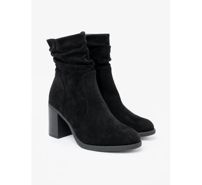Klasické kotníčkové boty černé dámské na širokém podpatku Klasické kotníčkové boty černé dámské na širokém podpatku