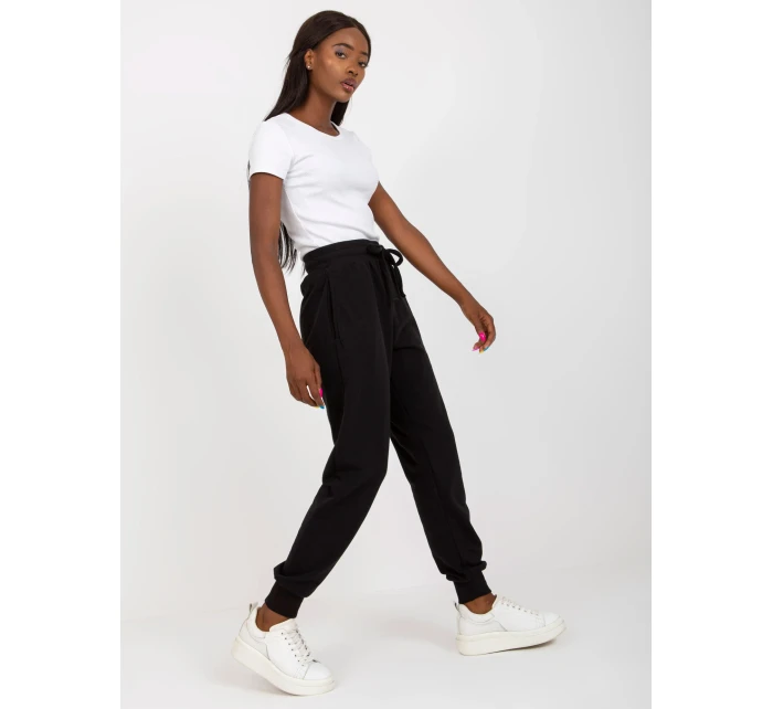 B 005 tepláky.11X černá