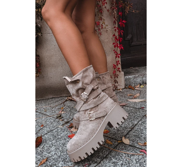 Dámské boty na podpatku s přezkami a páskem béžové model 21715455 - Boto